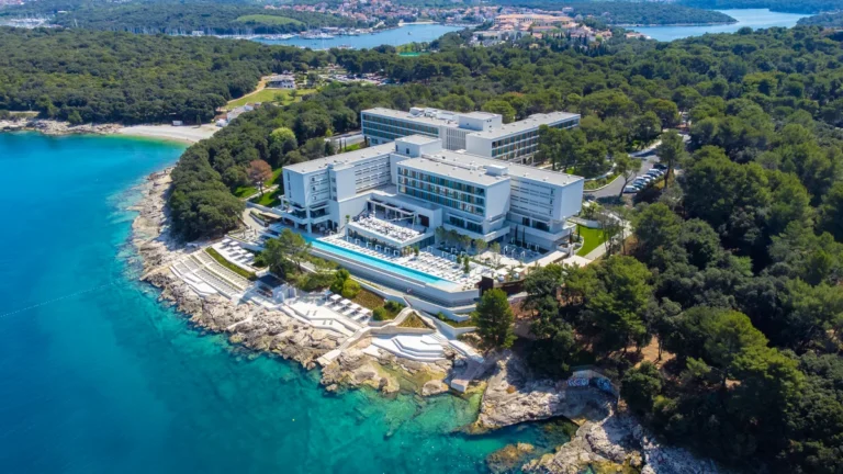 Pogled iz zraka na Grand Hotel Brioni u Puli uz obalu i borovu šumu