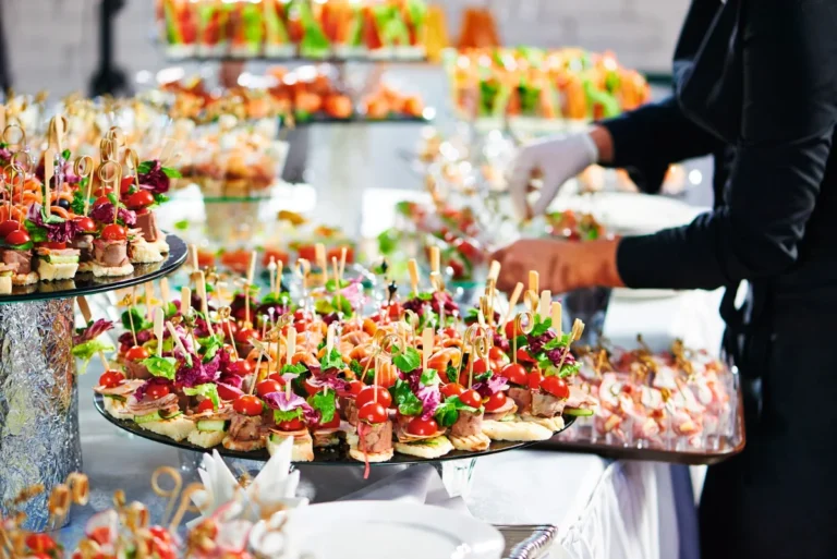 Finger food poslužen na eventu – asortiman zalogaja na tanjuru
