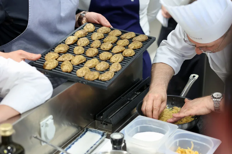 Chef priprema jelo na radionici École Ducasse