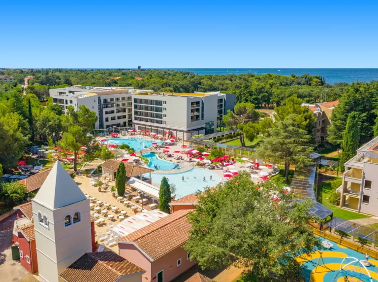 Panorama hotela Garden Istra s bazenskim kompleksom i morem u pozadini