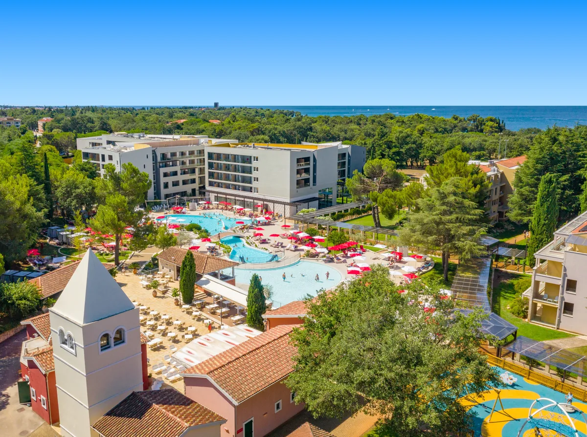 Panorama hotela Garden Istra s bazenskim kompleksom i morem u pozadini