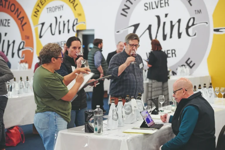Suci ocjenjuju vina na International Wine Challenge 2026 u Londonu