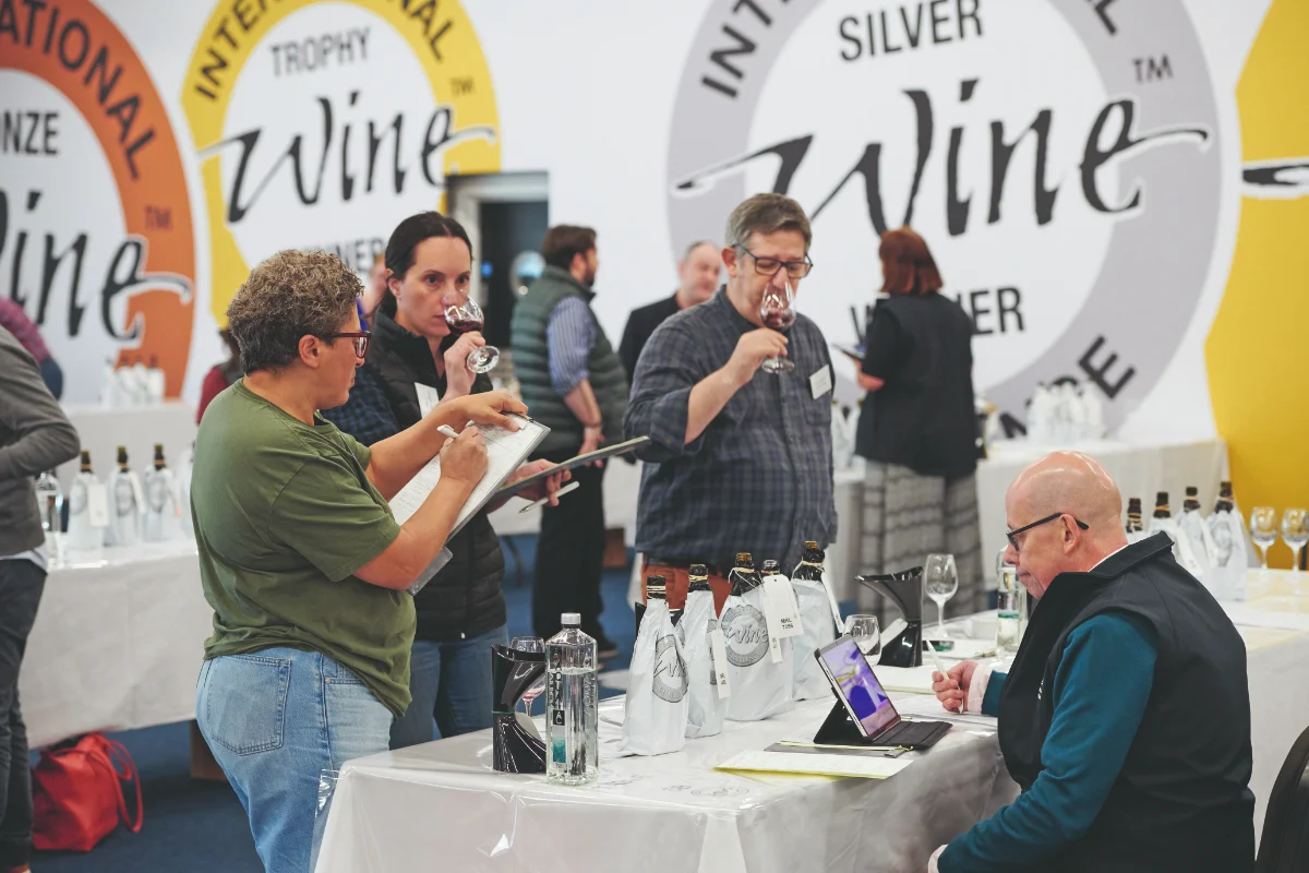 Suci ocjenjuju vina na International Wine Challenge 2026 u Londonu