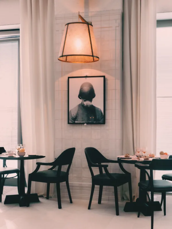 Interijer restorana s portretom na zidu