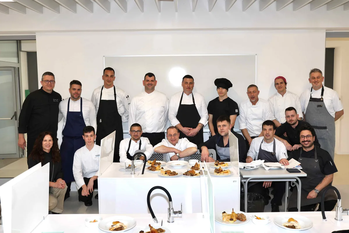 Grupna fotografija chefova i voditelja kuhinja s prvog masterclassa École Ducasse u Splitu