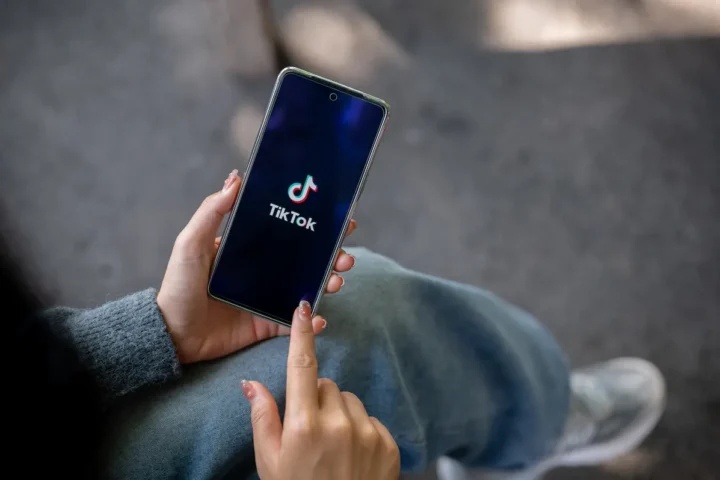 osoba na mobitelu