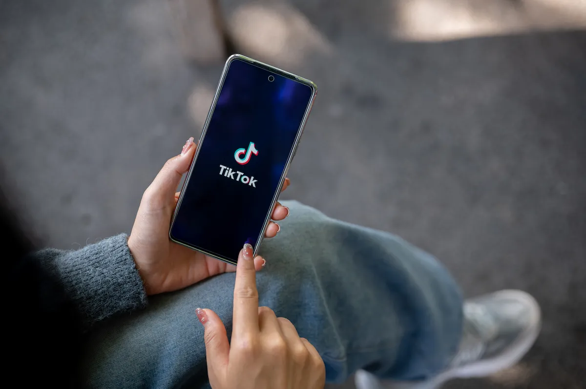 osoba na mobitelu