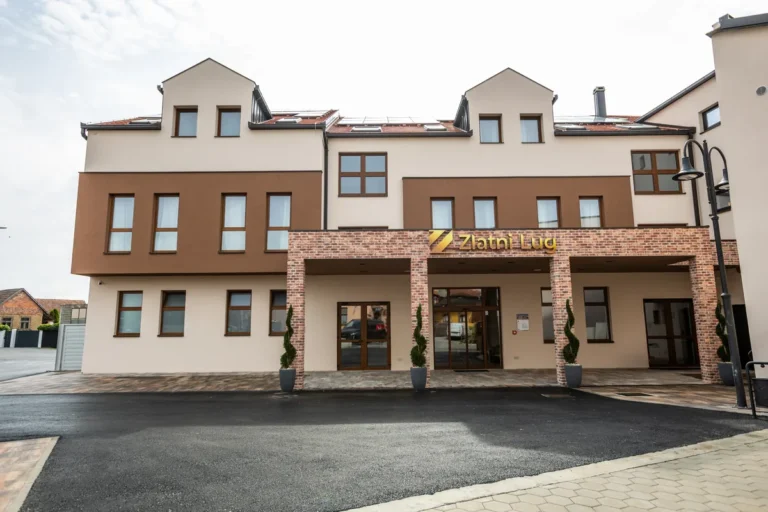 Pročelje Difuznog hotela Zlatni Lug u Požegi s natpisom iznad ulaza